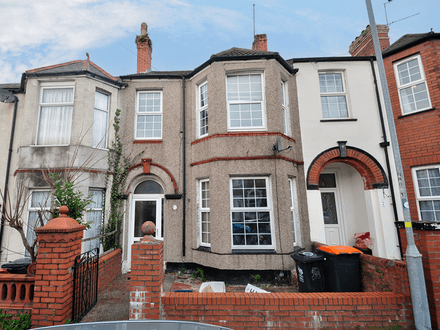 Excellent renovation project with potential for a HMO / Buy-to-let / Family home