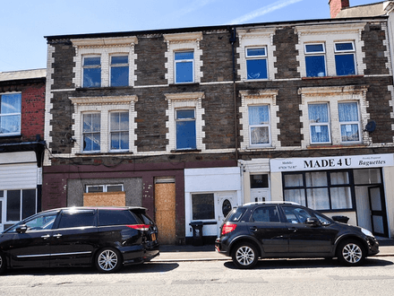 FOR SALE BY CONDITIONAL AUCTION  BLOCK OF 3 SPACIOUS FLATS IN NEED OF RENNOVATION